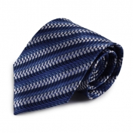 Modrá hedvábná kravata s atypickým proužkem (bílá)
